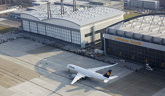 Lufthansa Airbus A350-900 D-AIXA  landet in Hamburg Fuhlsbüttel und rollte zur LHT Halle. Hamburg, den 9.2.2017 (©Foto: Gregor Schlaeger)